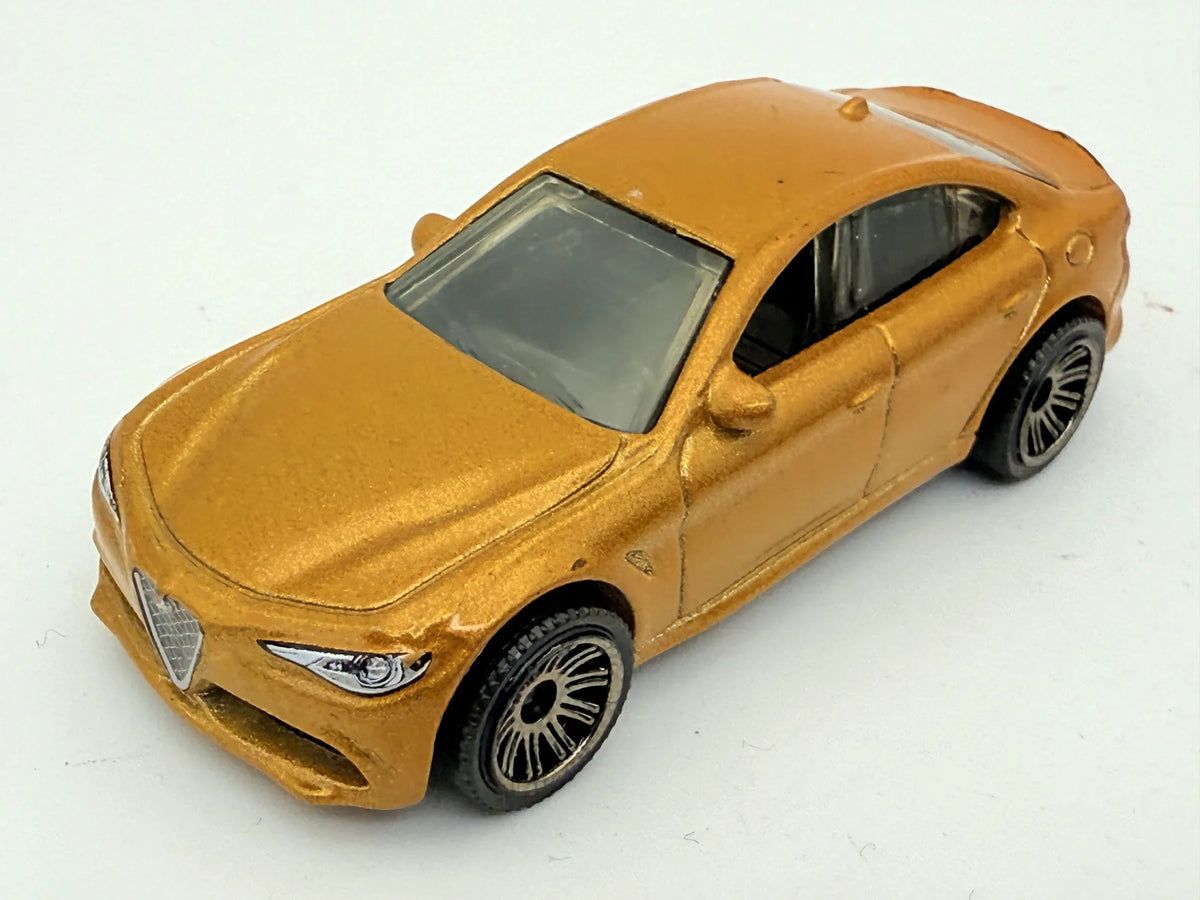 ALFA ROMEO GIULIA, Matchbox 2019, Die cast MB1205, Złoty, 1:66, Resoraki – zdjęcie 9