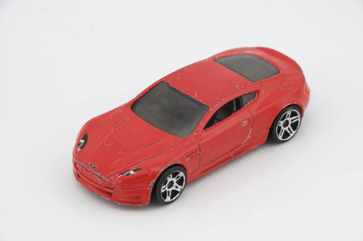 Aston Martin Hot Wheels Czerwony 1:64 – zdjęcie 8
