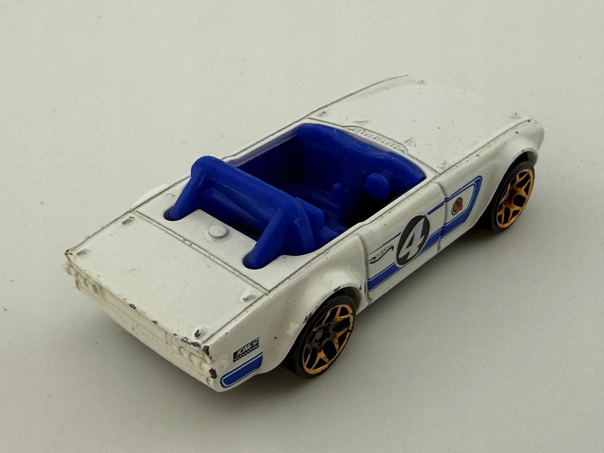 Triumph Tr6 Hot Wheels 2009 Biały 1:64 – zdjęcie 8