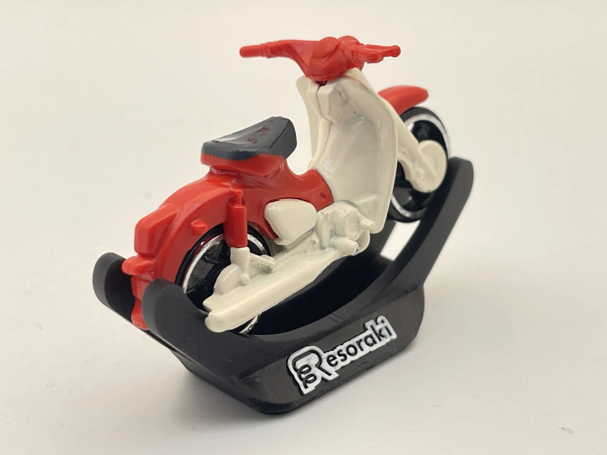 MOTOCYKL Honda Super Cub, Hot Wheels 2022 + Stojak Resoraki, R32, 1:64 – zdjęcie 2