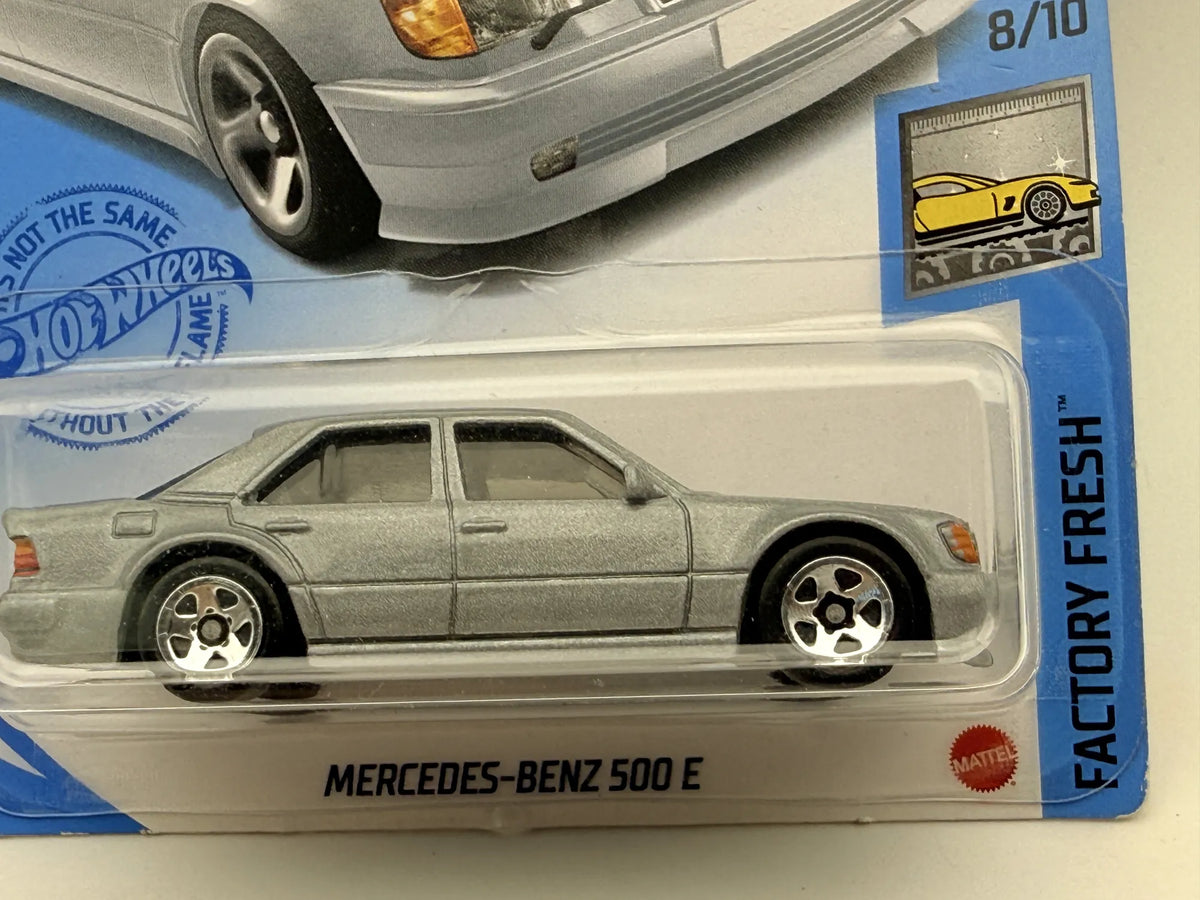 Mercedes-Benz 500 E Factory Fresh Hot Wheels 2020 Srebrny 1:64 – zdjęcie 2