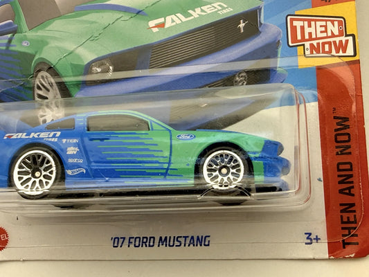 '07 Ford Mustang THEN AND NOW Hot Wheels 2023 Niebieski 1:64 – zdjęcie 2