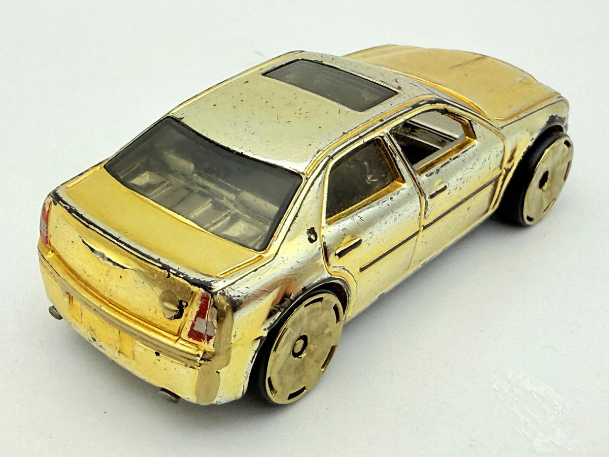 Chrysler 300C GOLD 2005, DCC, Hot Wheels, resoraki, die cast, 1:64 – zdjęcie 2