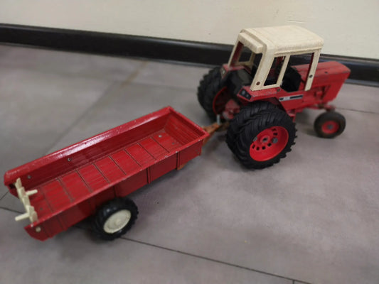 Traktor (CIĄGNIK) International Harvester, Ertl, resoraki, die cast 1:16 – zdjęcie 2