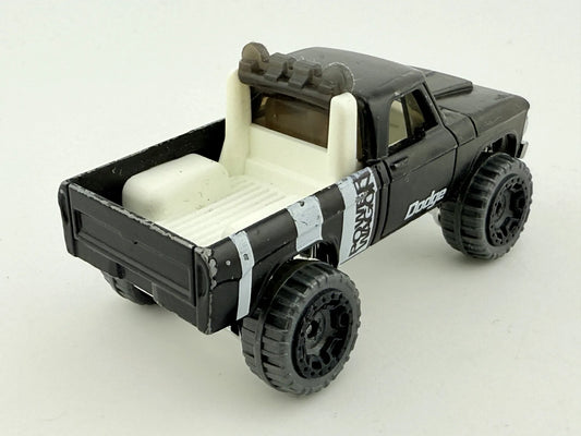 70 Dodge Power Wagon Hot Wheels Czarny 1:64 – zdjęcie 2