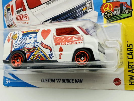 Custom '77 Dodge Van Hot Wheels HW ART CARS 1:64 Van Blister Biały – zdjęcie 2