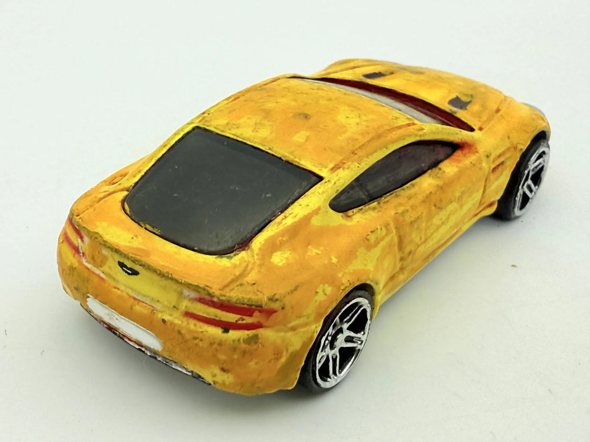Aston Martin V8 Vantage, Hot Wheels, Die cast, Resoraki, Żółty, 1:64 – zdjęcie 2