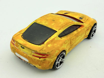 Aston Martin V8 Vantage, Hot Wheels, Die cast, Resoraki, Żółty, 1:64 – zdjęcie 2