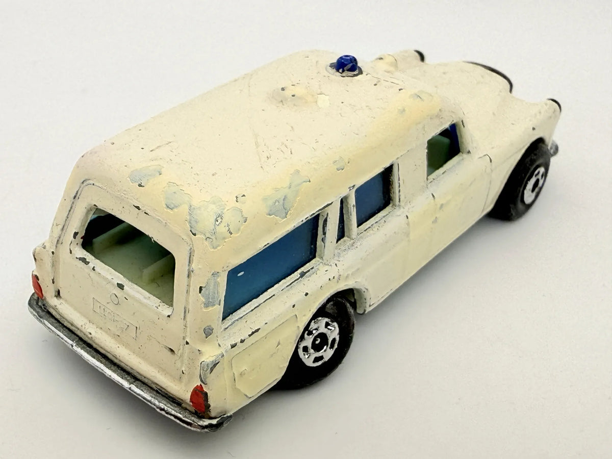 MERCEDES BENZ BINZ AMBULANCE Matchbox '60 Biała 1:64 Made in Anglia – zdjęcie 2