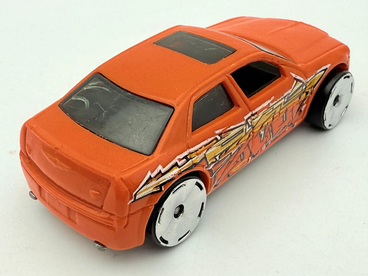 Chrysler Hemi 300C Orange Grafitti, Hot Wheels, resoraki, die cast, 1:60 – zdjęcie 2