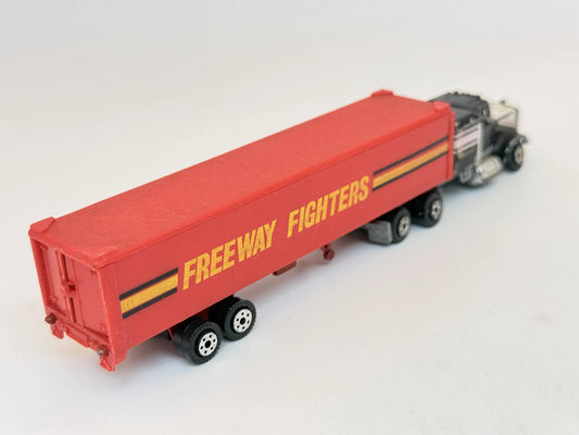 CIĘŻARÓWKA Z NACZEPĄ FREEWAY FIGHTERS, Yatming, Czarno-Czerwony 1:87 – zdjęcie 2