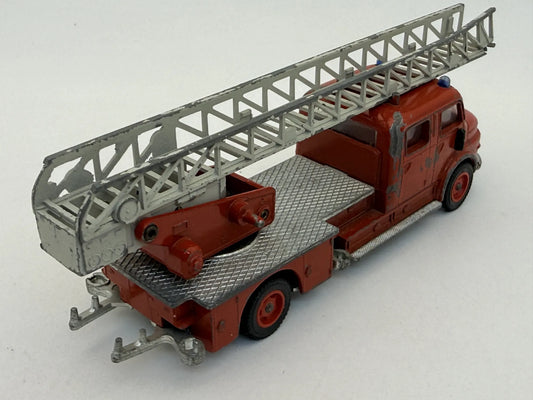 Feuerwehrdrehleiter Mercedes-Benz Metz Dl30 Straż pożarna Matchbox 1:50 – zdjęcie 2
