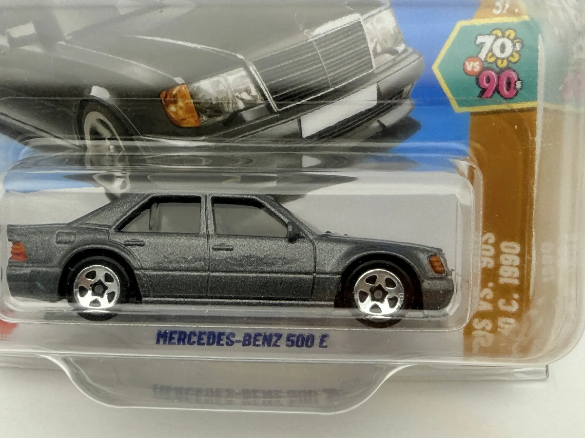 MERCEDES-BENZ 500 E '70 VS '90 Hot Wheels 2025 Szary 1:64 Protektor – zdjęcie 2