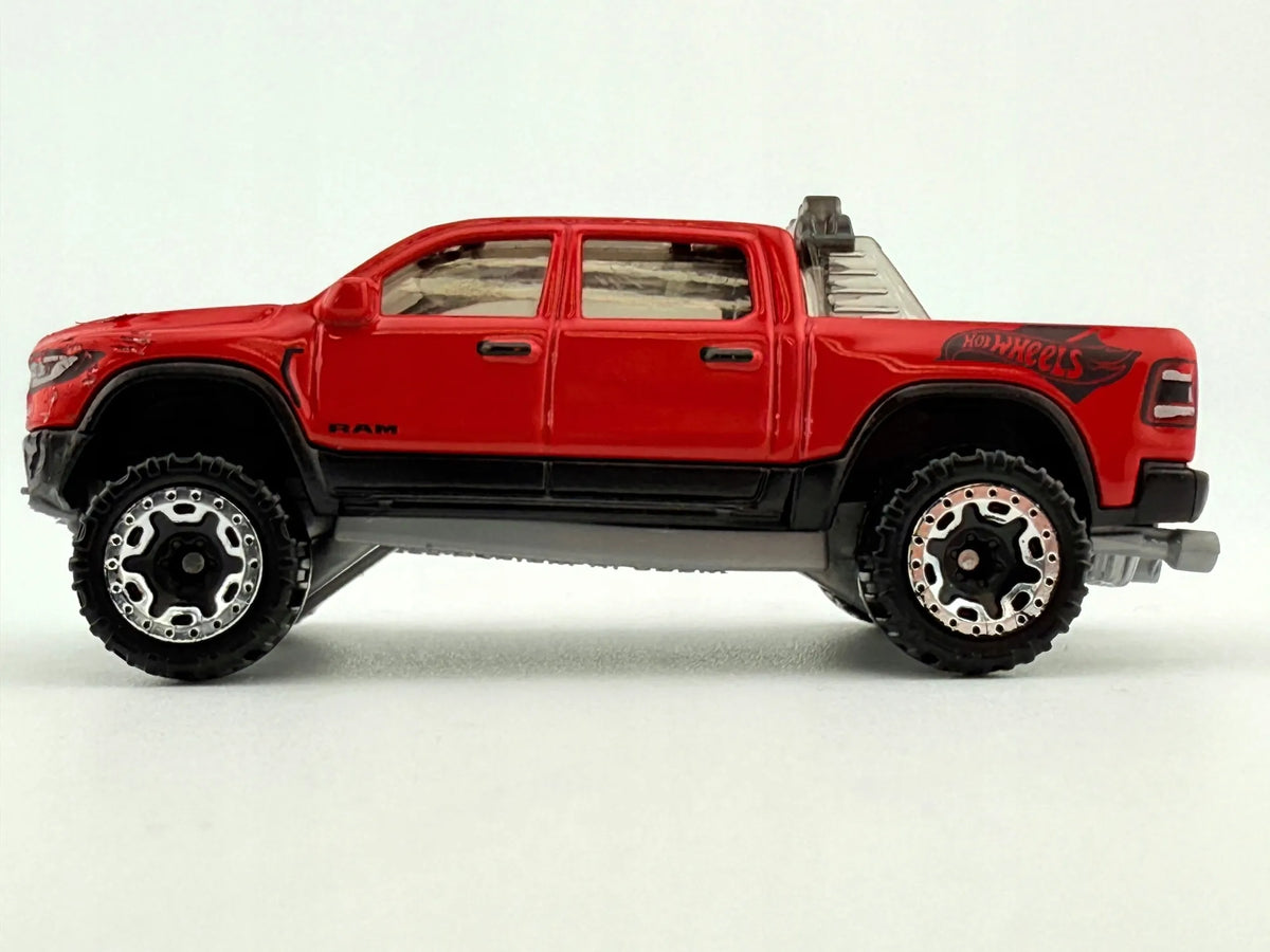 Ram 1500 Hot Wheels 2023 Czerwony 1:64 – zdjęcie 2