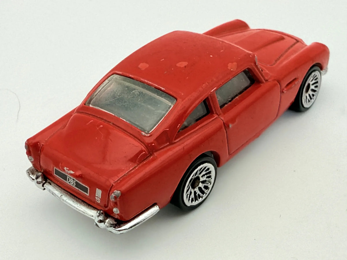 Aston Martin 1963 Db5 Hot Wheels Czerwony 1:64 – zdjęcie 2