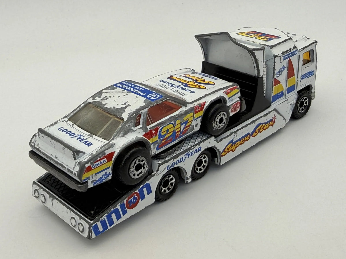 Team Convoy TM-2 Kenworth + Chevy Pro Truckmate Matchbox 1983 Biały 1:80 – zdjęcie 2