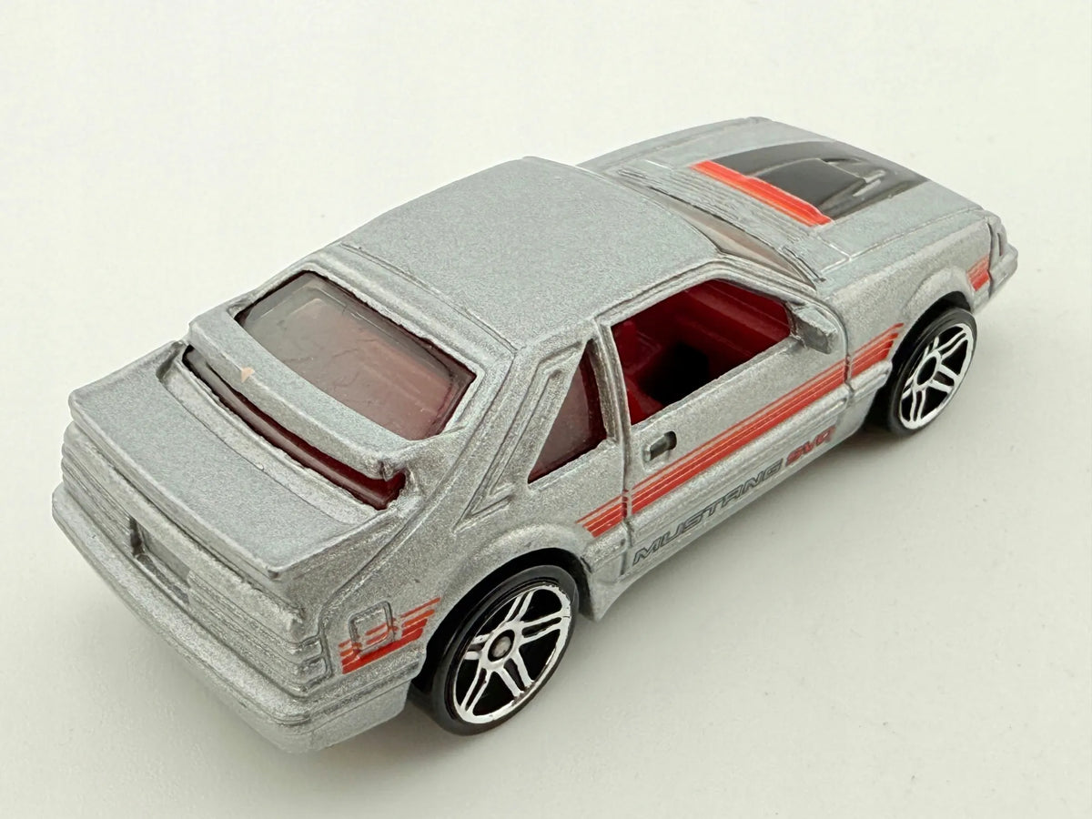 '84 MUSTANG SVO, Hot Wheels 2011, Die cast, Srebrny, 1:64, Resoraki – zdjęcie 2