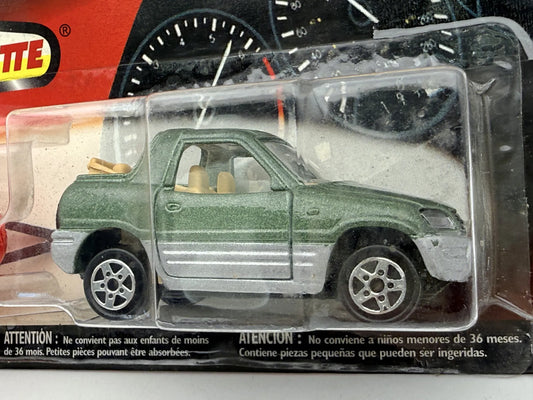 TOYOTA RAV4 Z PRZYCZEPĄ NA PONTON Majorette '90 Zielony 1:64 – zdjęcie 2