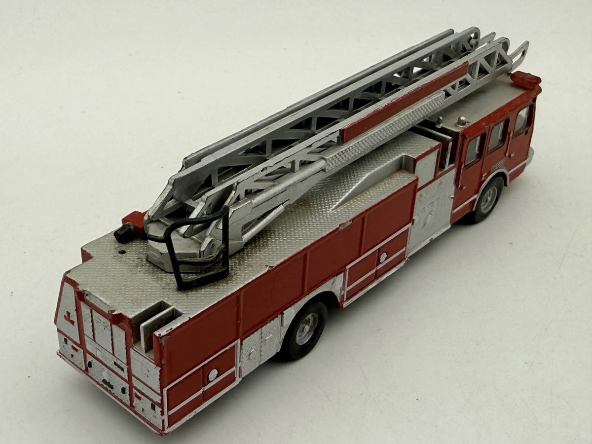 HEAVY-DUTY FIRE DEPARTMENT LADDER TRUCK, Straż pożarna, AmerCom, 1:72 – zdjęcie 2
