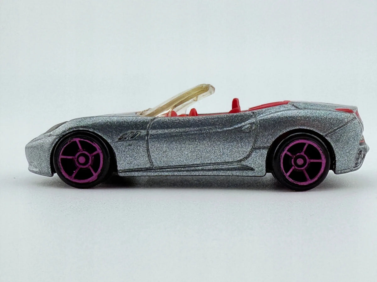 Ferrari California Hot Wheels 2008 Srebrny 1:64 – zdjęcie 2