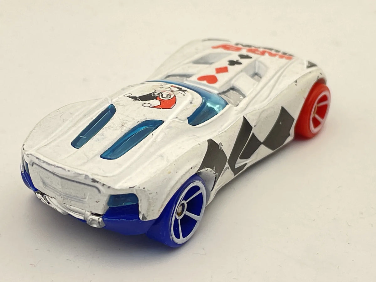 HARLEY QUINN, DC Comics, Hot Wheels, Die cast BDD03, Biały, 1:64, Resoraki – zdjęcie 2