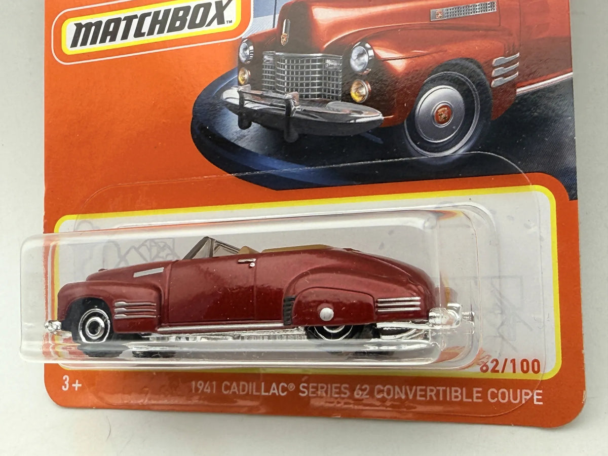 1941 Cadillac Series 62 Convertible Coupe Matchbox 2021 Czerwony 1:64 – zdjęcie 2