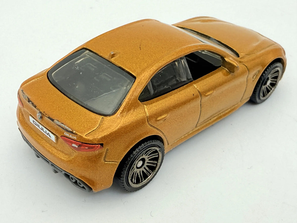 ALFA ROMEO GIULIA, Matchbox 2019, Die cast MB1205, Złoty, 1:66, Resoraki – zdjęcie 2