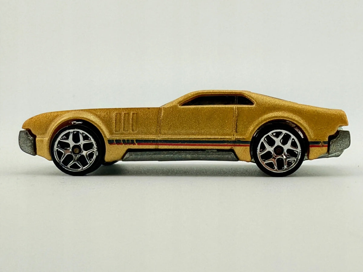 Country Club Muscle Hot Wheels Złoty 1:64 – zdjęcie 2