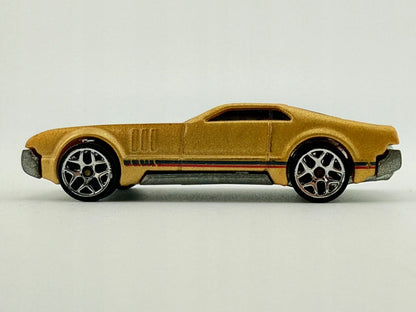 Country Club Muscle Hot Wheels Złoty 1:64 – zdjęcie 2