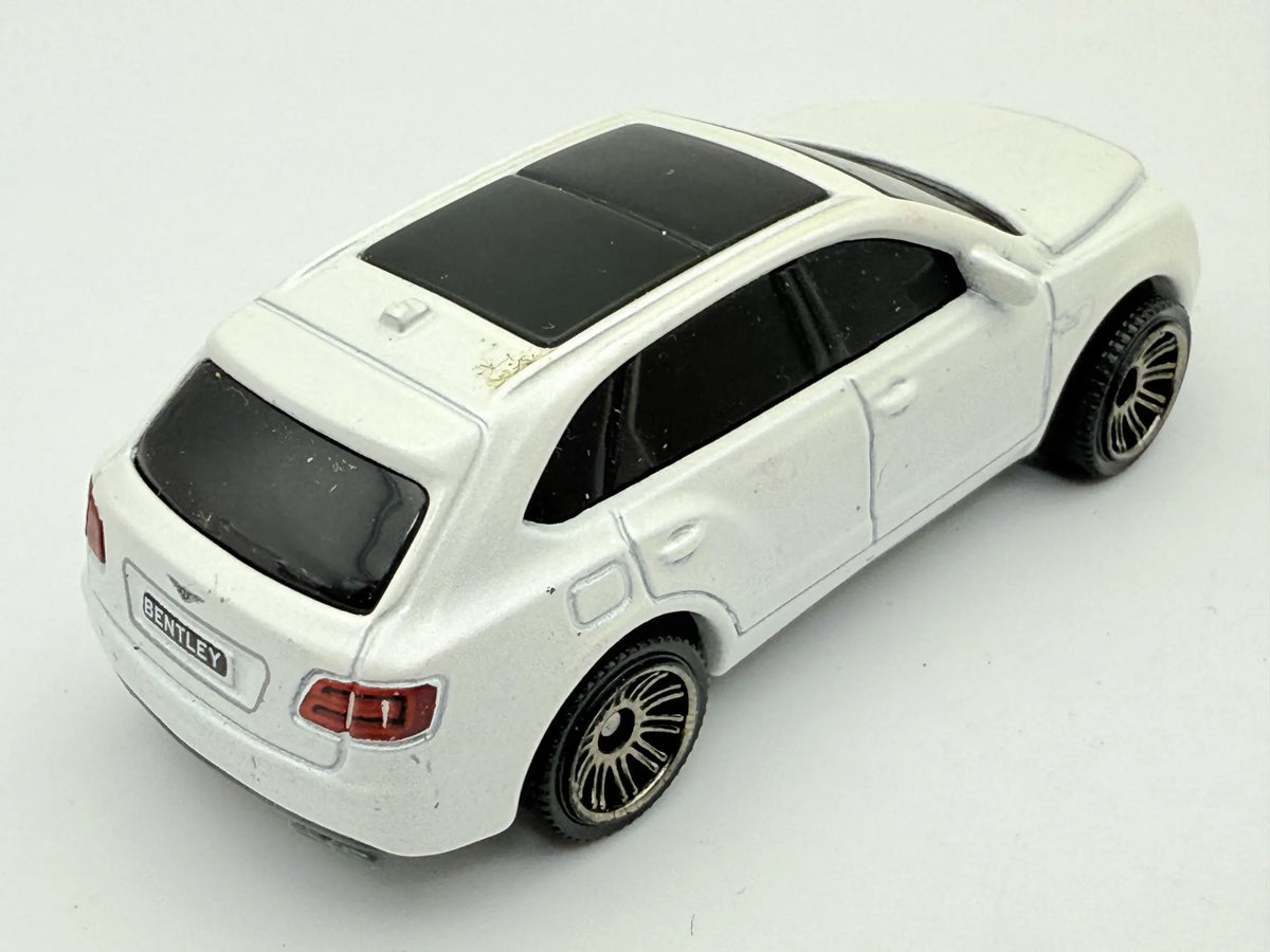 '18 BENTLEY BENTAYGA, SUV, Matchbox 2020, Die cast MB1235, Biała, 1:64 – zdjęcie 2