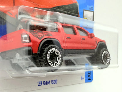 '23 Ram 1500 Hot Wheels Czerwony 1:64 – zdjęcie 2