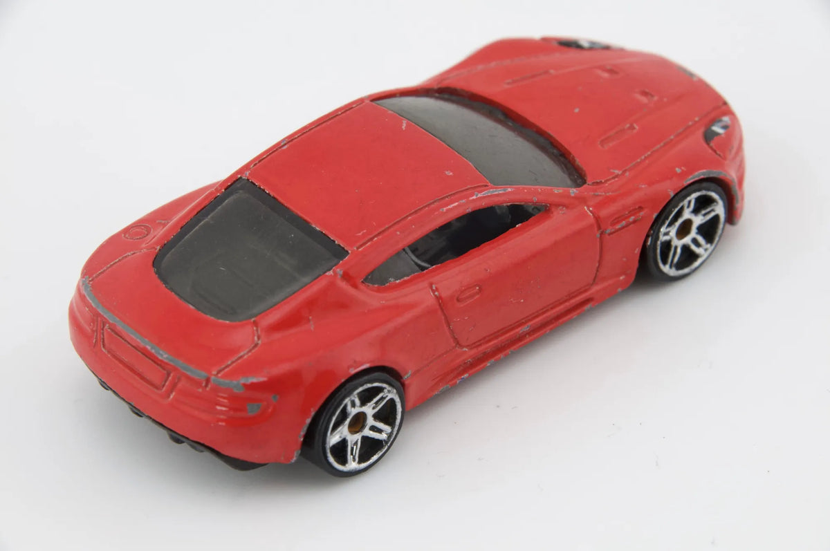 Aston Martin Hot Wheels Czerwony 1:64 – zdjęcie 2