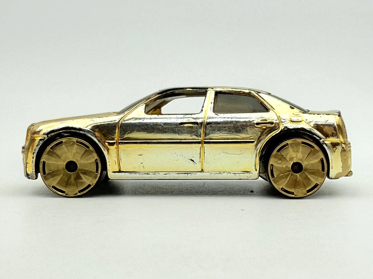 Chrysler 300C GOLD 2005, DCC, Hot Wheels, resoraki, die cast, 1:64 – zdjęcie 3