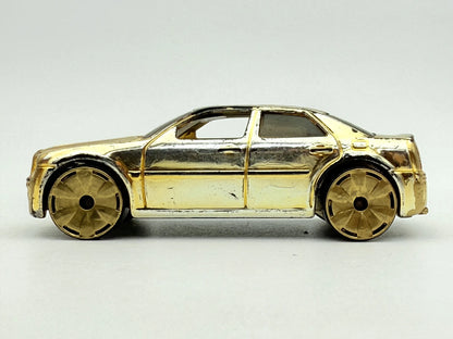 Chrysler 300C GOLD 2005, DCC, Hot Wheels, resoraki, die cast, 1:64 – zdjęcie 3