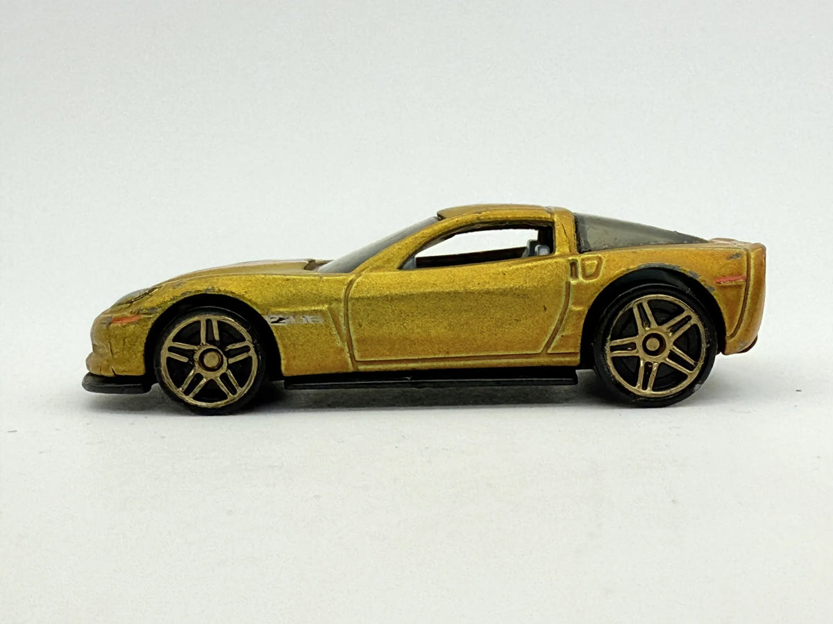 Corvette Z06 Hot Wheels Złoty 1:64 – zdjęcie 3