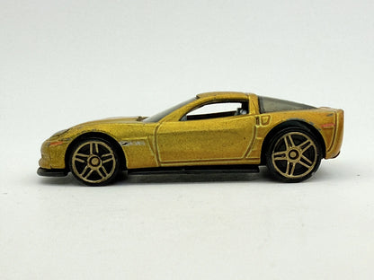 Corvette Z06 Hot Wheels Złoty 1:64 – zdjęcie 3