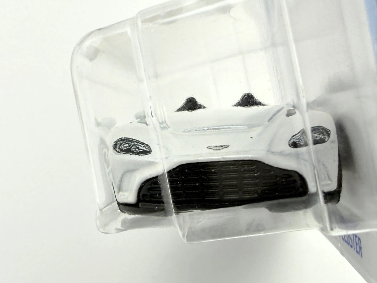 ASTON MARTIN V12 SPEEDSTER, Hot Wheels 2021, Die cast HHF41, Biały, 1:64 – zdjęcie 3