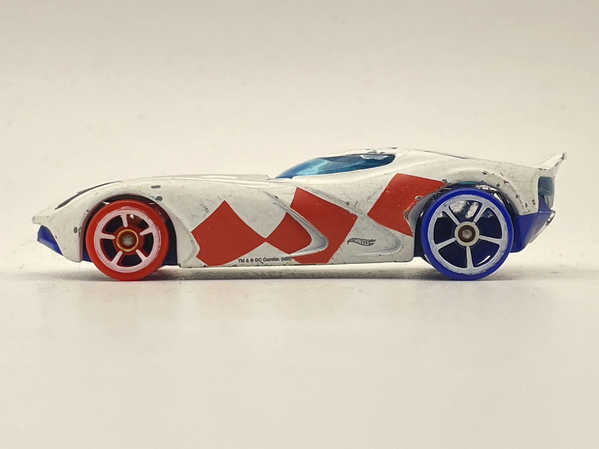 HARLEY QUINN, DC Comics, Hot Wheels, Die cast BDD03, Biały, 1:64, Resoraki – zdjęcie 3