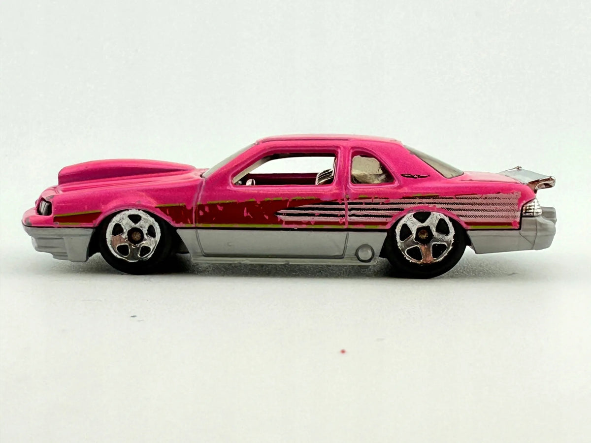 1988 FORD T-BIRD Hot Wheels 2022 Różowy 1:64 – zdjęcie 3