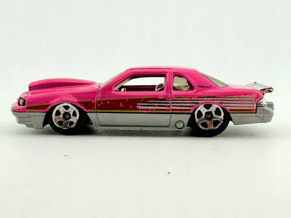 1988 FORD T-BIRD Hot Wheels 2022 Różowy 1:64 – zdjęcie 3