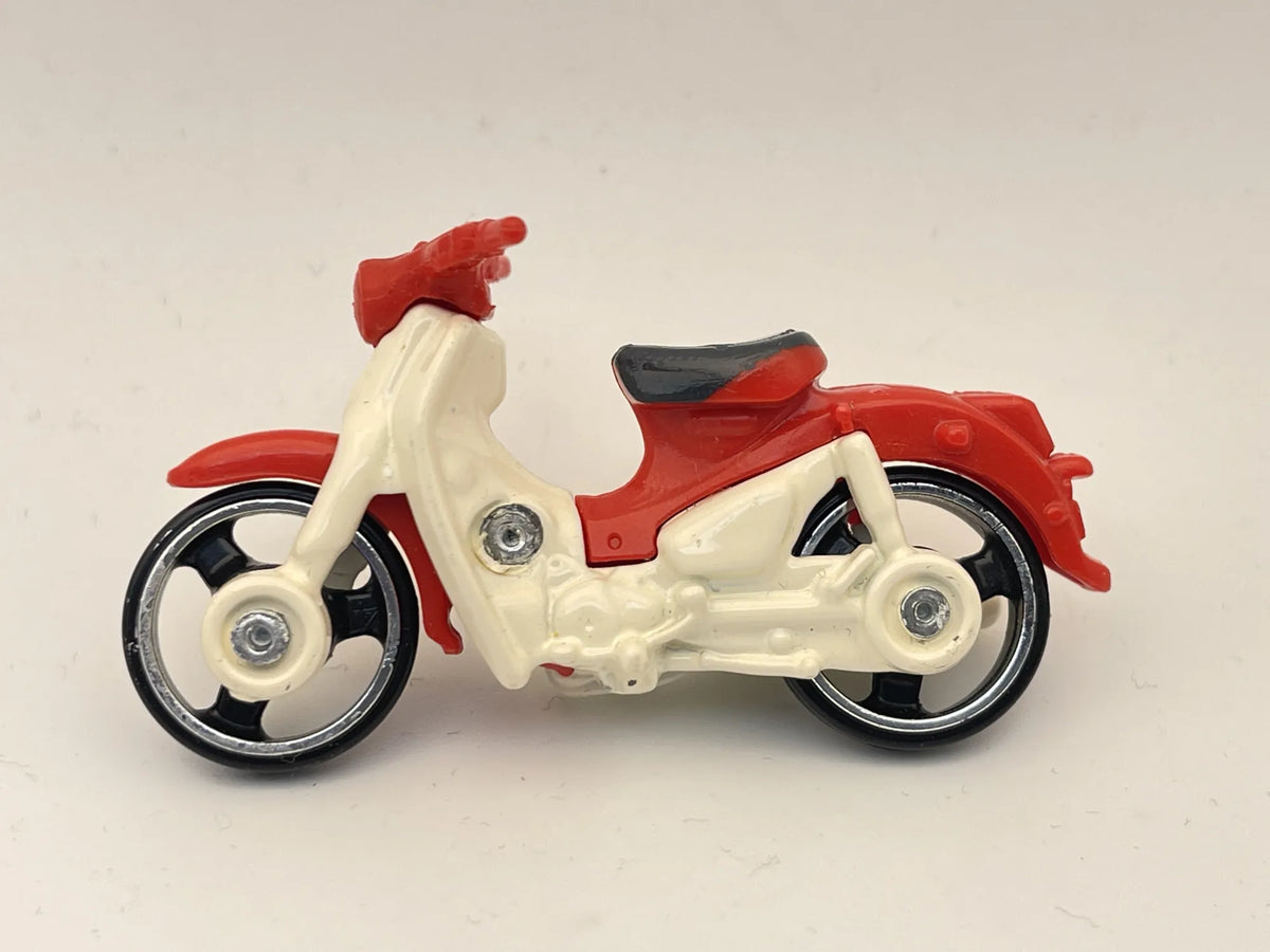 MOTOCYKL Honda Super Cub, Hot Wheels 2022 + Stojak Resoraki, R32, 1:64 – zdjęcie 3