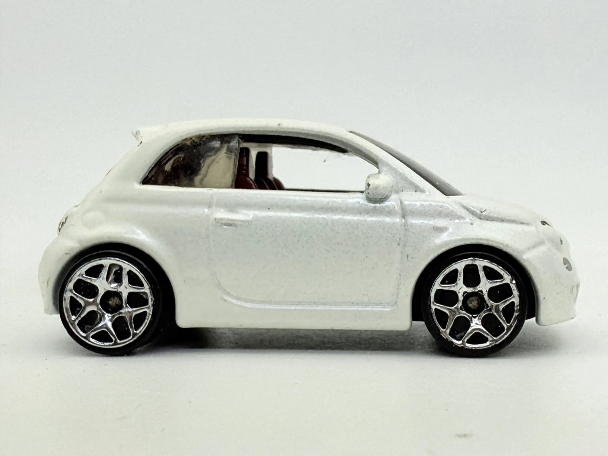 Fiat 500, Hot Wheels 2013, resoraki, die cast, 1:64, biały – zdjęcie 3