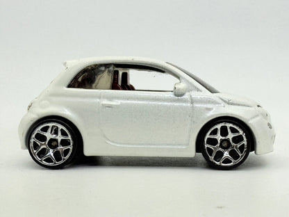 Fiat 500, Hot Wheels 2013, resoraki, die cast, 1:64, biały – zdjęcie 3