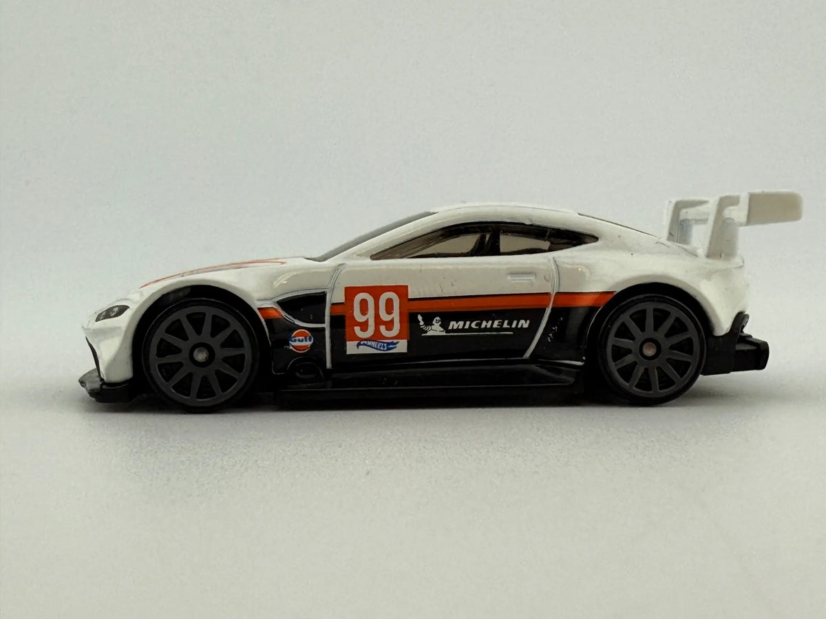 Aston Martin Vantage Gte Hot Wheels 2021 Biały 1:60 – zdjęcie 3