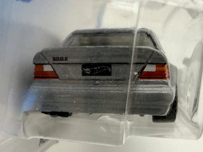 Mercedes-Benz 500 E Factory Fresh Hot Wheels 2020 Srebrny 1:64 – zdjęcie 3