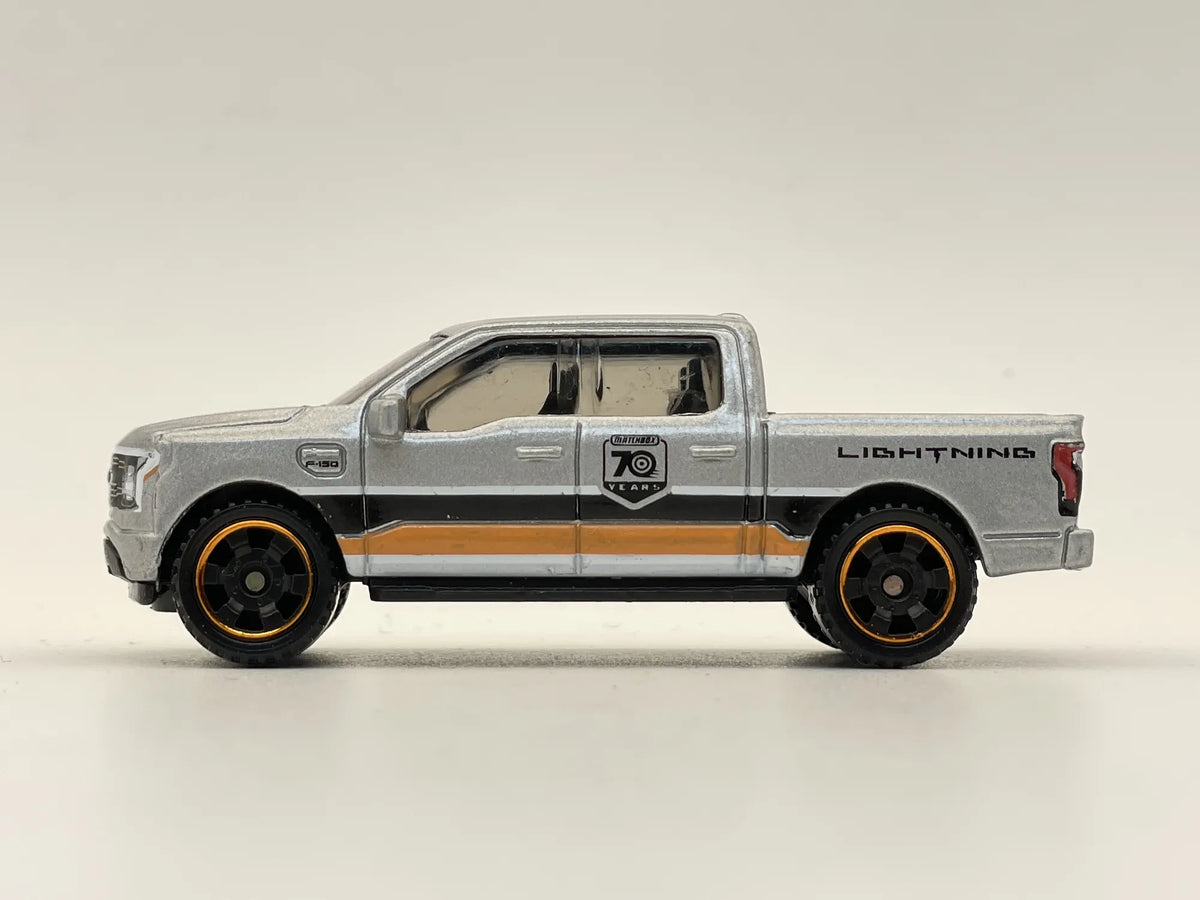 2022 FORD F-150 LIGHTNING, Matchbox 2021 Die cast HFP02 MB1295 Srebrny 1:64 – zdjęcie 3