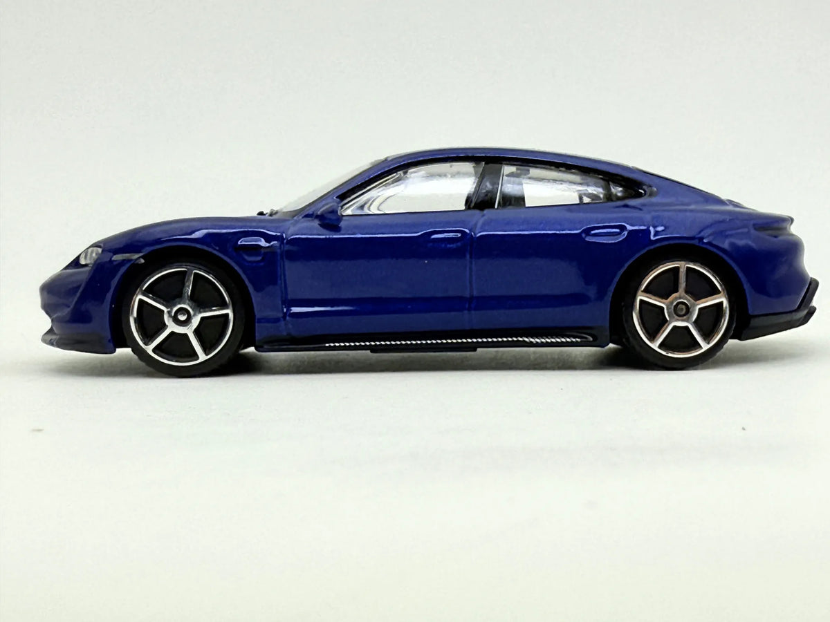 Porsche Taycan Turbo S Bburago Niebieski 1:43 – zdjęcie 3