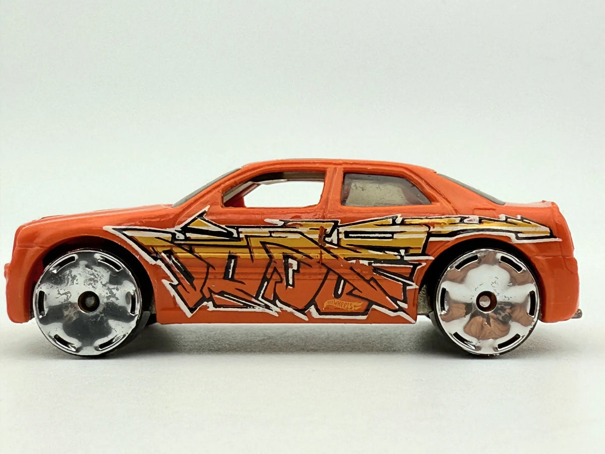 Chrysler Hemi 300C Orange Grafitti, Hot Wheels, resoraki, die cast, 1:60 – zdjęcie 3