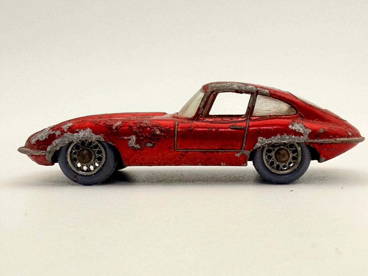 E Type Jaguar Lesney Czerwony 1:64 Made in Anglia – zdjęcie 3