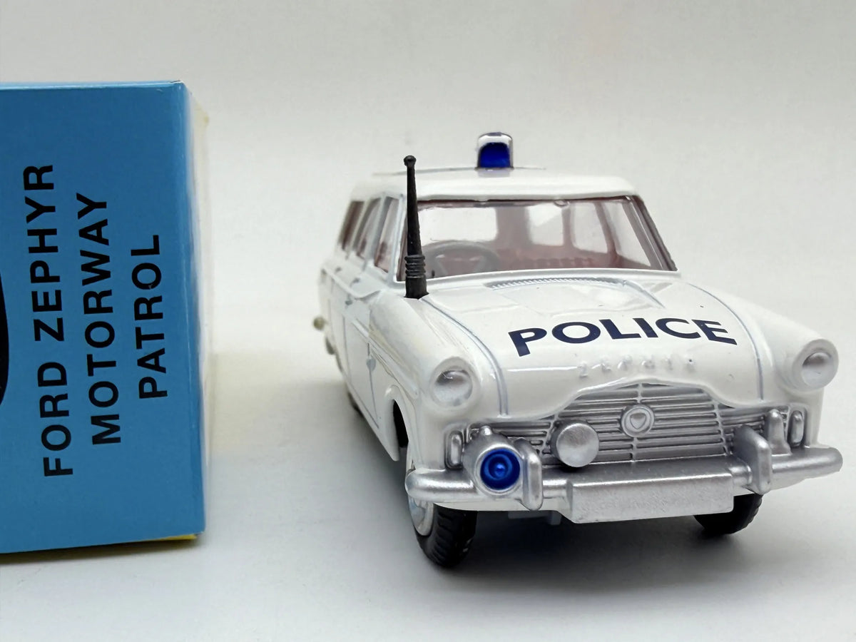 FORD ZEPHYR MOTORWAY PATROL POLICE Policja Corgi Biały 1:43 – zdjęcie 3